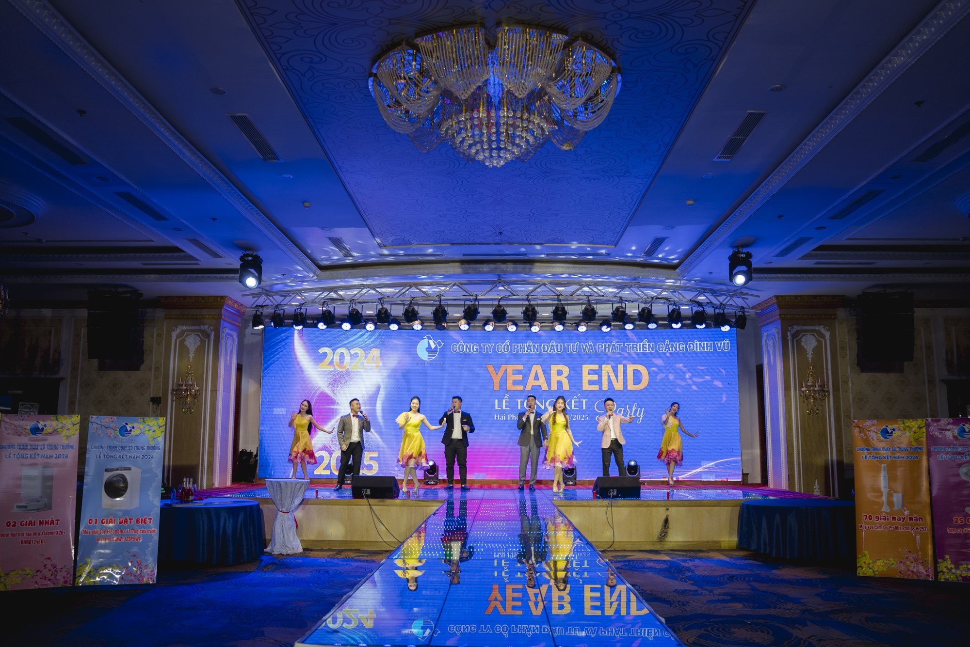 Tốp ca nam Cảng Đình Vũ biểu diễn tiết mục "Như hoa mùa xuân"